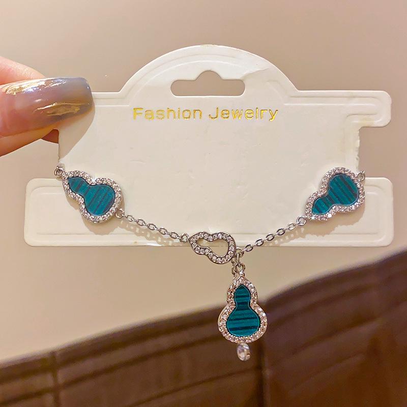 

Gold-Plated Zircon Gourd Bracelet: Luxurious Retro Bangle, Versatile Fashion Jewelry for Women