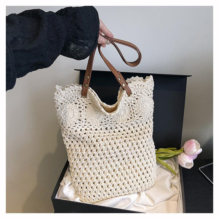 

New seaside vacation style woven armpit bag women s fashion hollow bucket bag large capacity shoulder bag off білий колір