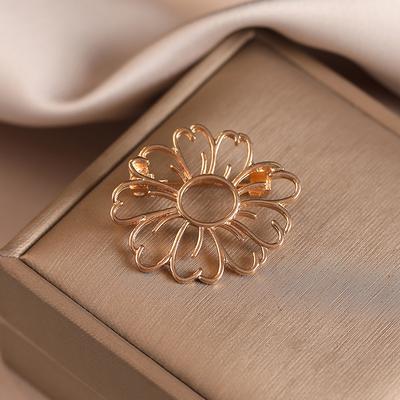Alloy Flower Anti-glare Brooch, A High-end, Niche Women's Light Luxury Brooch
