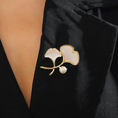 Bayan Giysileri Broş Ginkgo Yaprak Şekli Sahte İnci Dekor Çanta Mont Yaka Şapka Eşarp Dekorasyonu Giysi İğnesi Parti Balo Gelin Düğün Giyim Mücevher