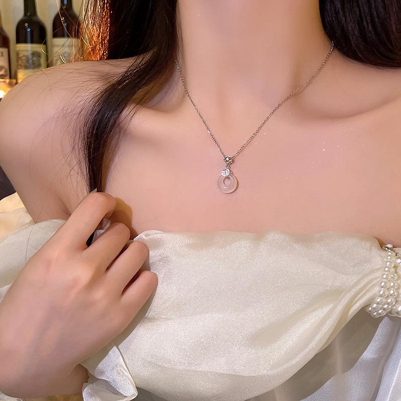 Pearl collarbone chain Women's versatile temperament Fashion niche necklace Neck chain Accessories