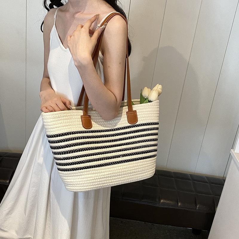 

Женская плетеная соломенная сумка большой вместимости 2025 новая сумка-корзина для овощей на плечо пляжная премиальная сумка-тоут для поездок на работу