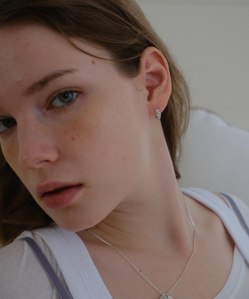 Reve Petit Stone Earrings -White
