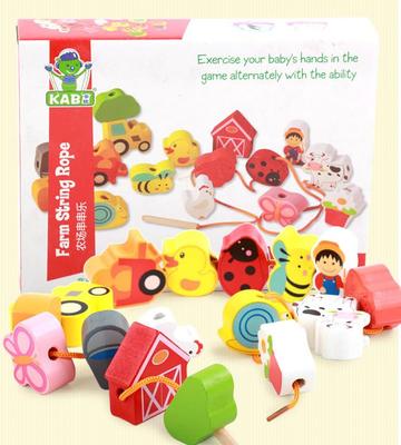 NOANOA Dřevěná navlékací hračka, Klasická série Doprava vozidly, Trénink prstů, Hra s korálky, Pro chlapce a dívky, Barevná vánoční hračka, Věk 8