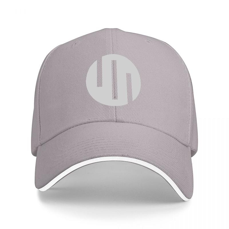 FN-logotyp Svart Basebollkeps med Vit Kant och Minimalistisk Design för Urban Streetwear-stil och Vardagsbruk