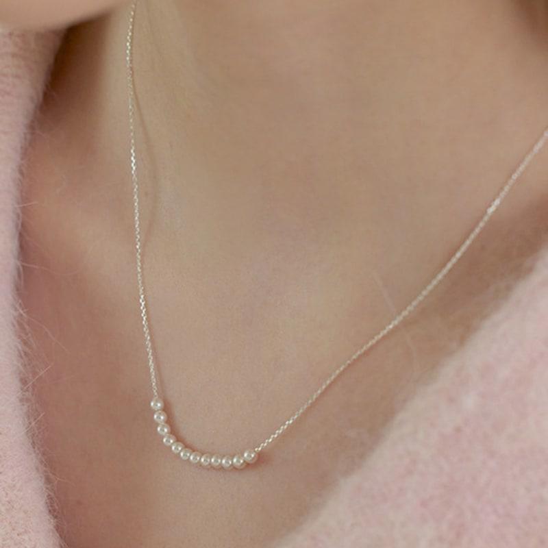 Lewe With Pearl Necklace