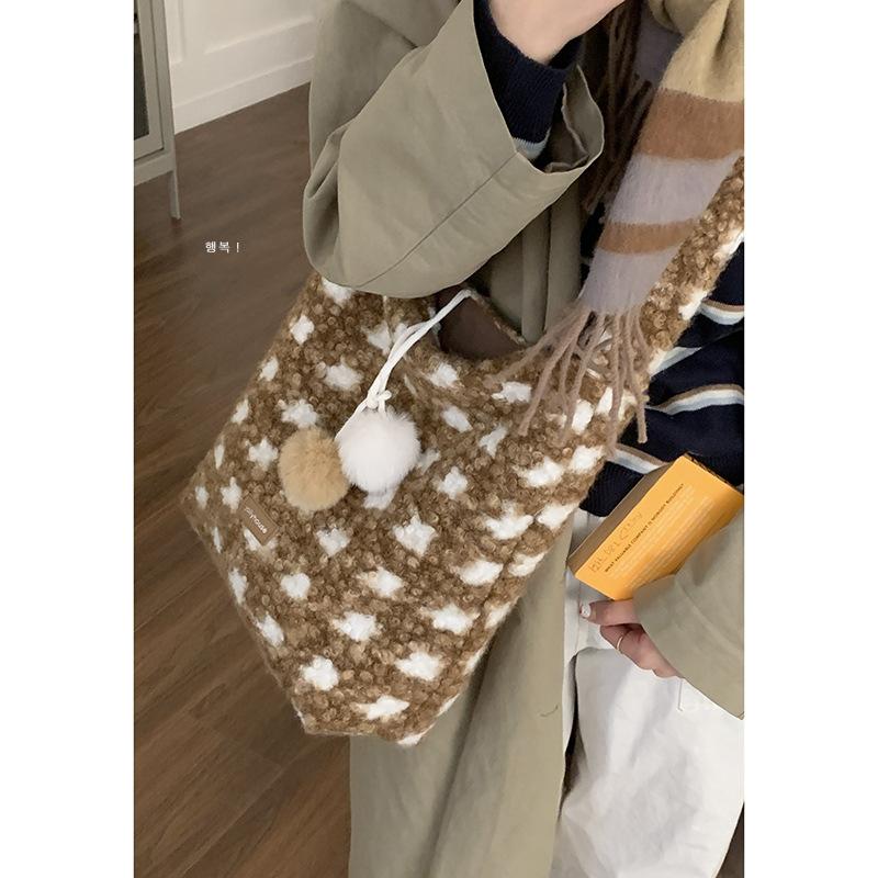 Winter New Lamb Plush Shoulder Bag 2025 New Retro Versatile Messenger Bag Niche Casual Bucket Bag
