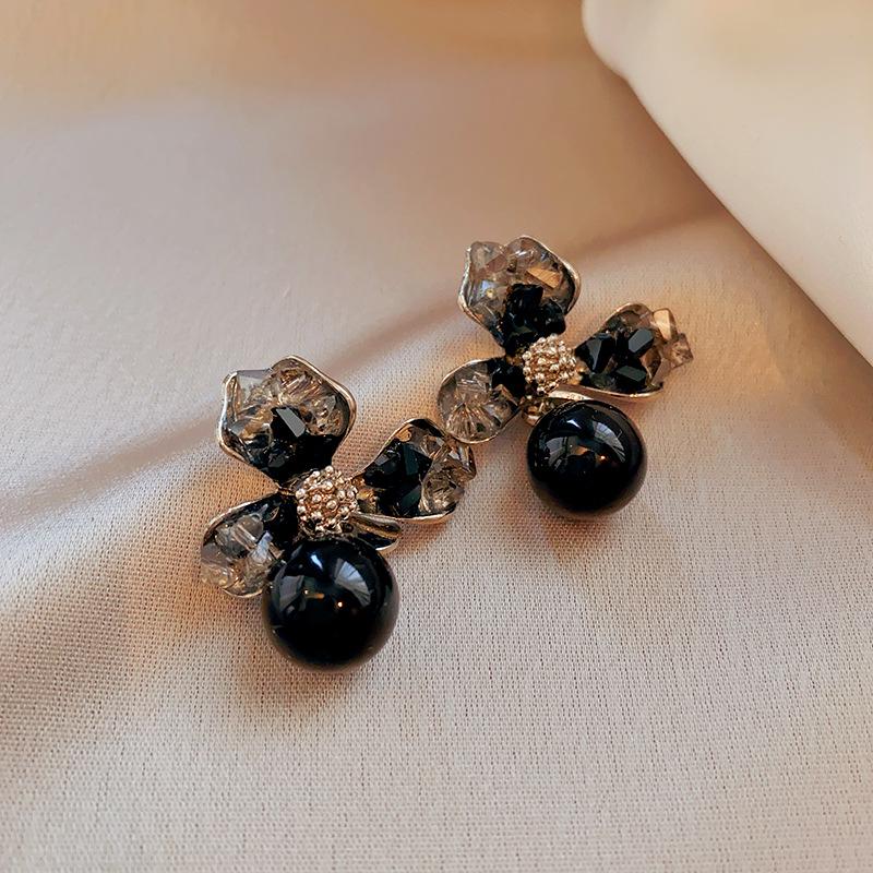 

Геометрические серьги-пусеты Black Series с плиссированными стеклянными бусинами: Элегантные серебряные пусеты с роскошным и универсальным дизайном.