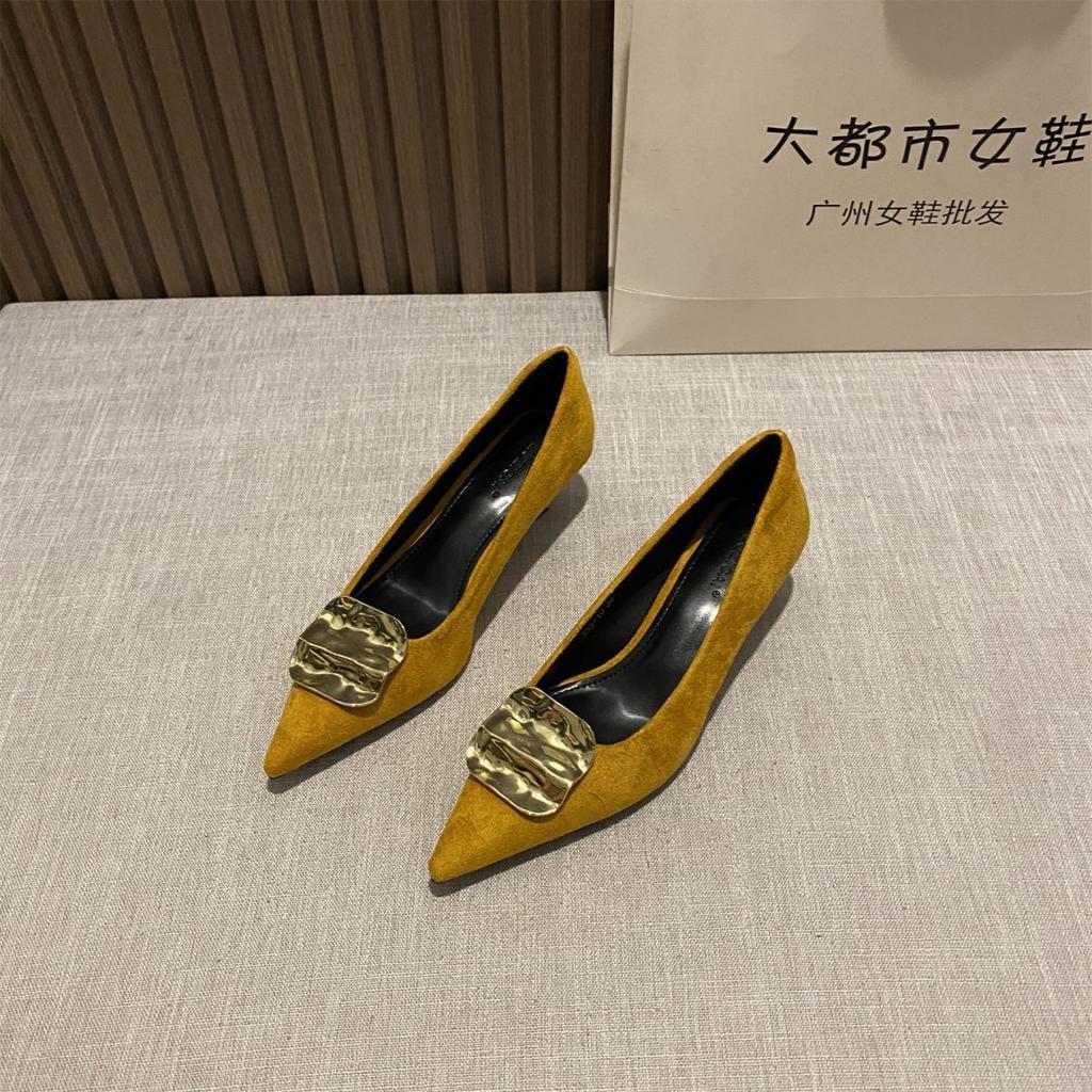 Herbst und Winter 2025 neue Mode vielseitige spitze Ferse flacher Ausschnitt Einzelne Schuhe Damen Metall Schnalle Temperament hoher Absatz Damenschuhe