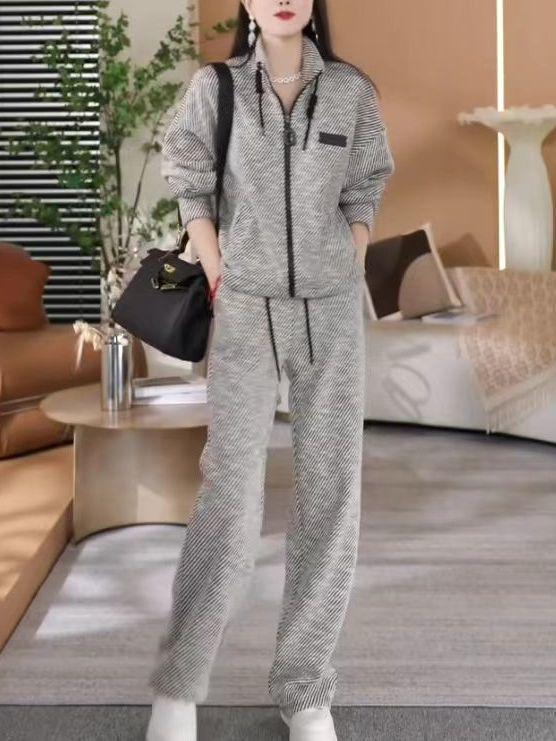Damski swobodny kardigan w paski i szerokie spodnie w komplecie - kolekcja wiosna/jesień 2024