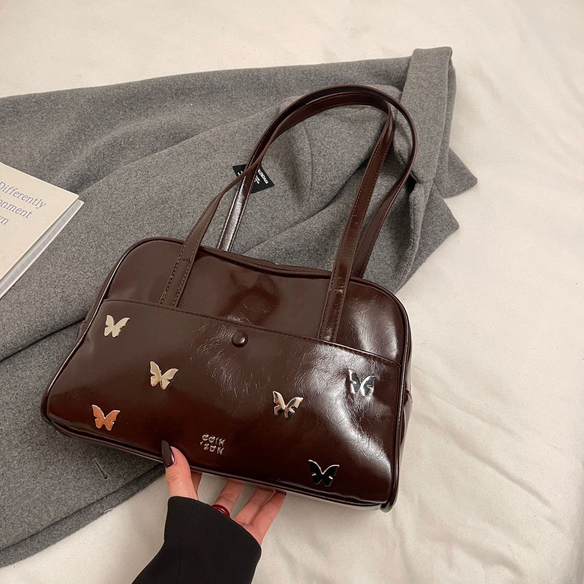 

New niche high-end autumn and winter versatile underarm pillow bag women s leisure butterfly diamond-encrusted shoulder bag