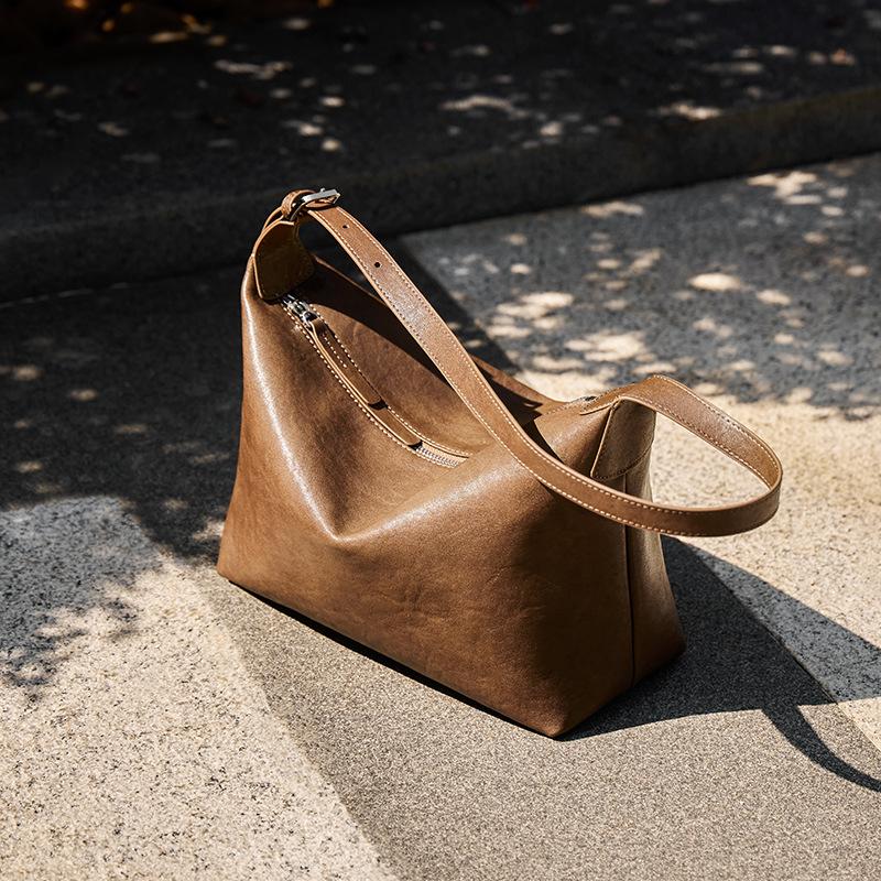 2025 Autumn Winter New Underarm Bag Vintage Genuine Leather High-end Feel Single Shoulder Bag Versatile Casual Commuter Crossbody Women's Bag