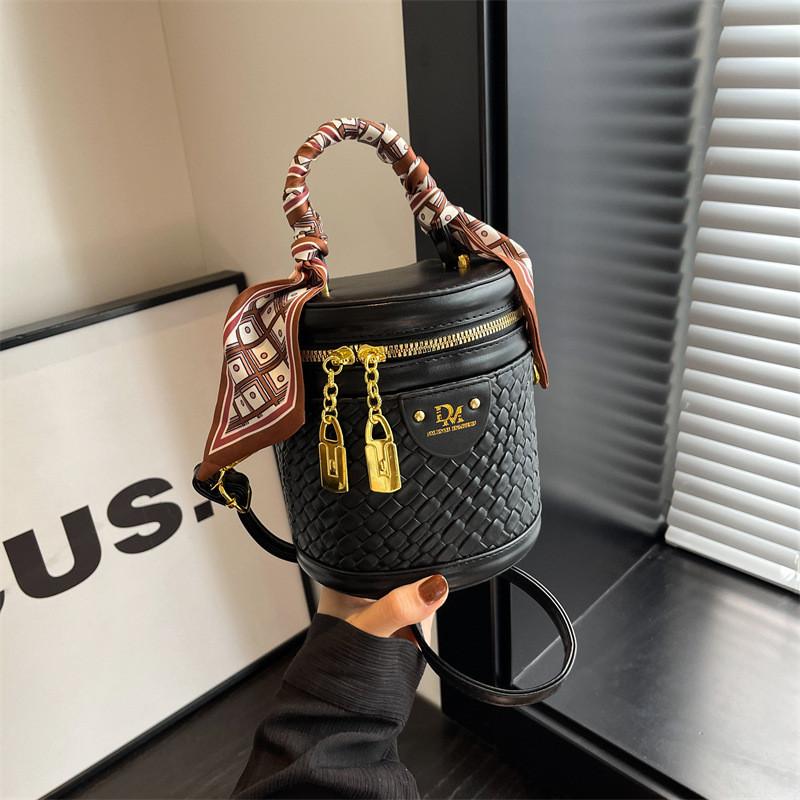 

Fashionable Bucket Bag For Women 2023 New Autumn Winter High-end Weave Single Shoulder Crossbody Bag чёрный