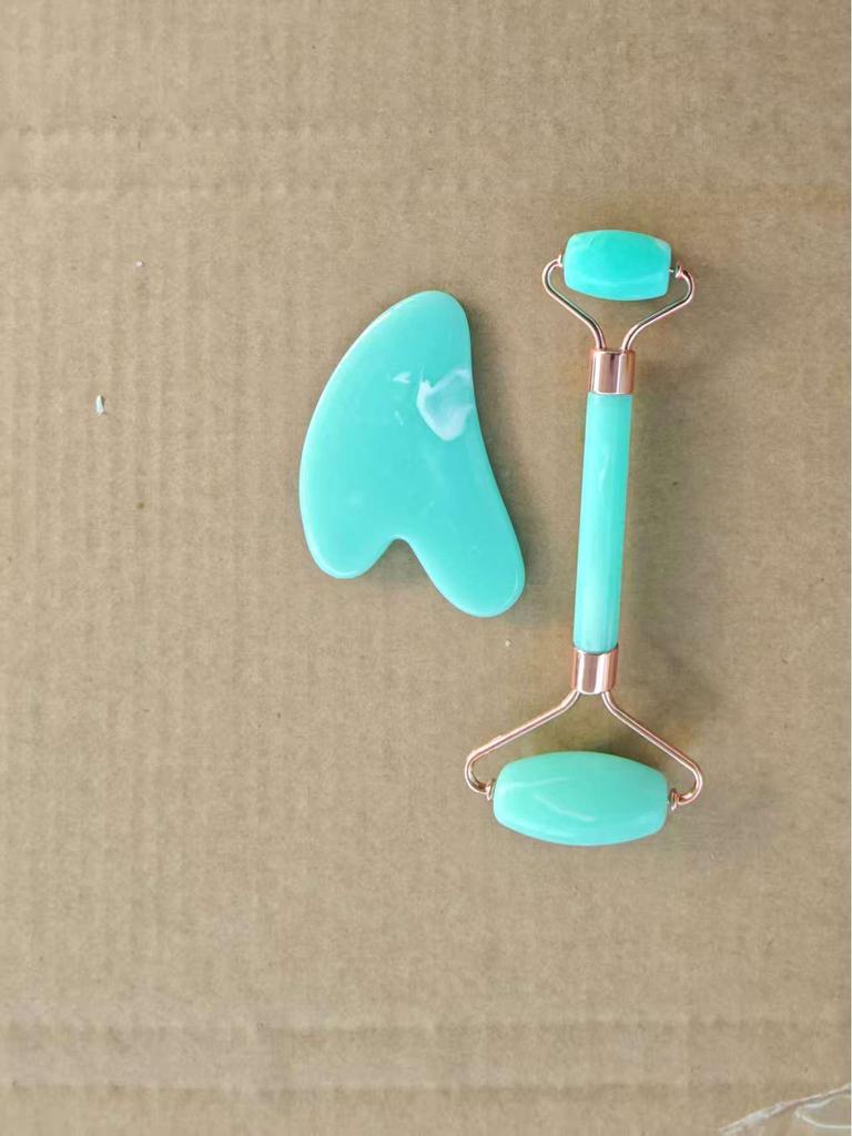 Heart-Shaped Rose Quartz Facial Roller & Gua Sha Massager for Skin Lifting and Muscle Relaxation.