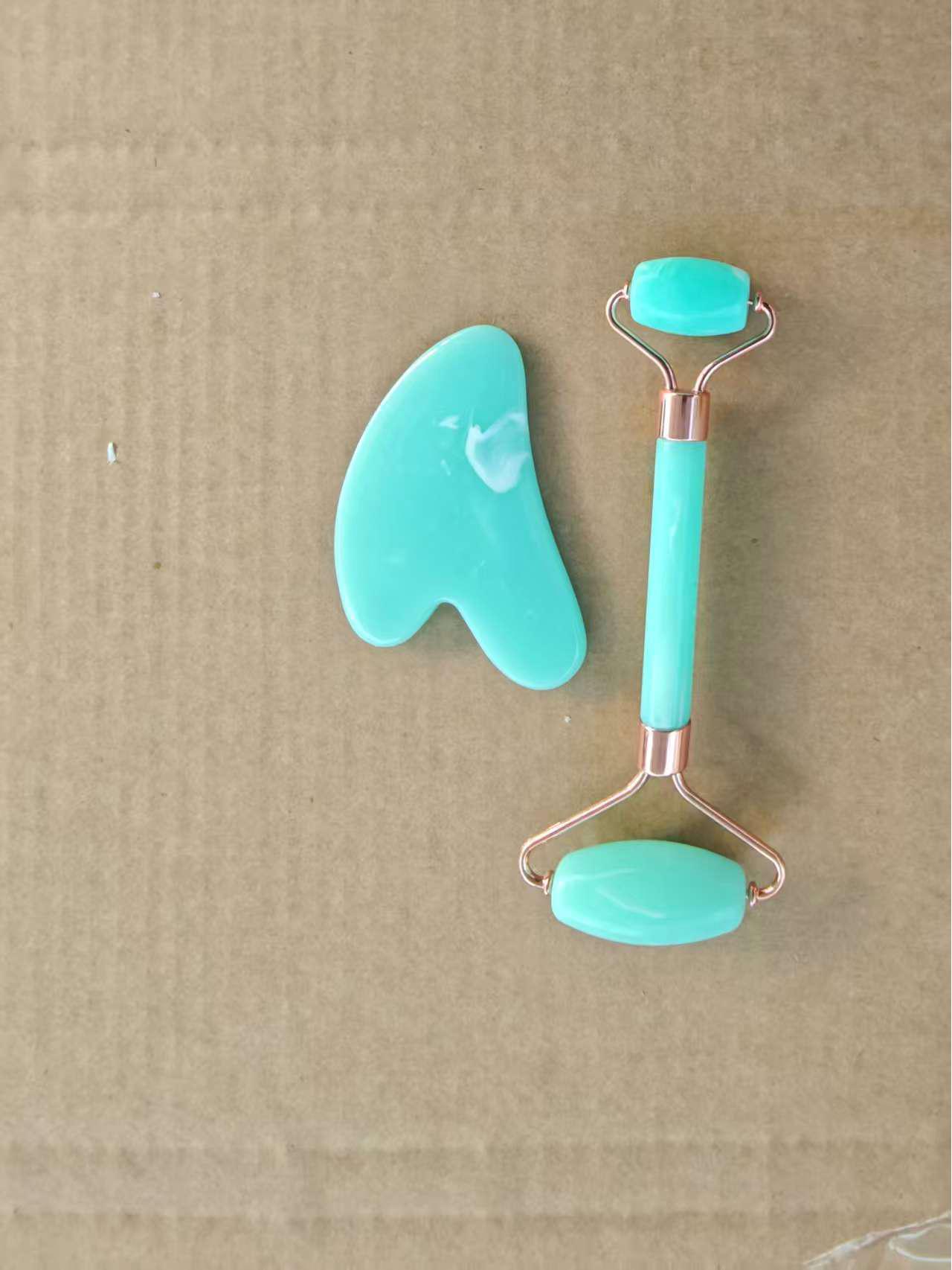 Heart-Shaped Rose Quartz Facial Roller & Gua Sha Massager for Skin Lifting and Muscle Relaxation.