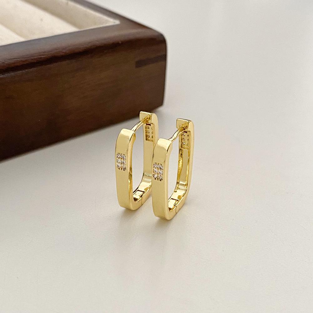 Cercei metalici geometrici în formă de U cu micropavaj: Tendință Bijuterii Cerc Avansate din Cupru Placate cu Aur pentru Femei.