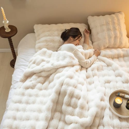 VERILADY Fluffy Blanket, Soft to the Touch, Fluffy, Warm, Washable, Stylish, Anti-Static, Thick, Winter Blanket (130x160cm, White)