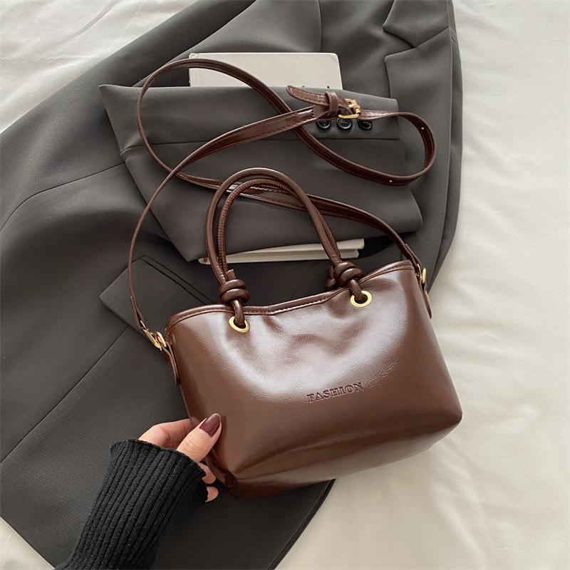 High-value Retro Brown Small Bag Women's 2025 New Autumn and Winter Versatile Messenger Bag Portable Bucket Bag