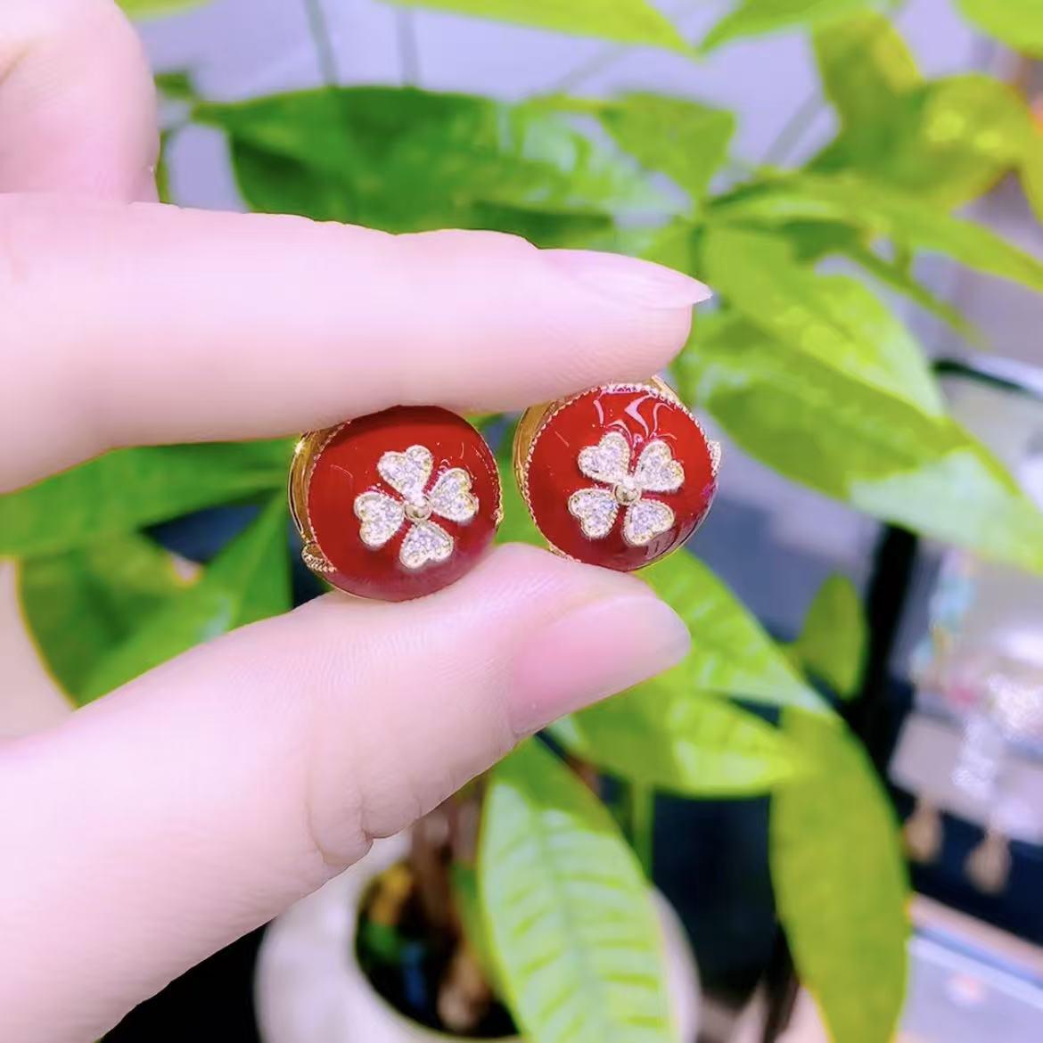 

Red Drip Glaze Four-Leaf Clover Ear Cuffs - Double-Sided, High-End Fashion Earrings for Autumn/Winter.