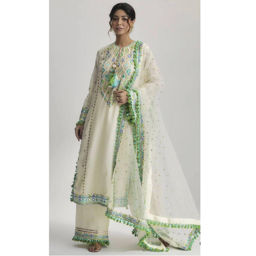 

Фирменное и разработанное платье высшего качества с дупаттой с высокой степенью связи.