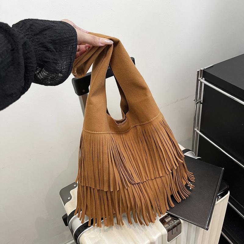 

Женская матовая сумка-хобо с эффектом помятости, сумка через плечо с кисточкой из искусственной замши, вместительная винтажная сумка-тоут, женская сумка для работы 30.5x11.5x26cm коричневый