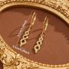 Ein Damen-Ohrklemme aus 18 Karat vergoldetem, geflochtenem, verdrehtem Design mit eingelassenen synthetischen Zirkonia-Steinen, Lange Ohrringe, mit einem einfachen, eleganten
