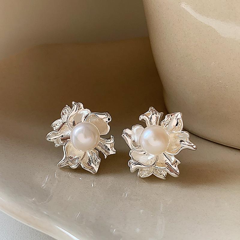 Flower pearl stud earrings niche fashion high-end earrings French retro court temperament earrings