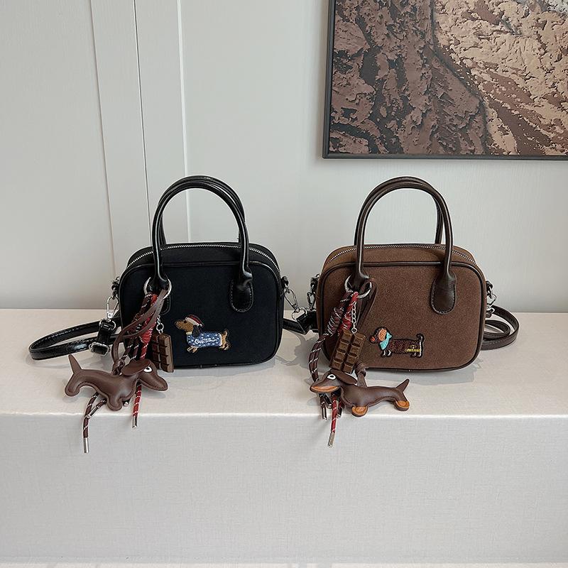 Hand carry fashion versatile bag women 2025 new trend casual bag high-end niche design shoulder bag