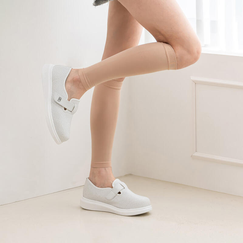 Calf compression band stockings to prevent leg swelling while pregnant