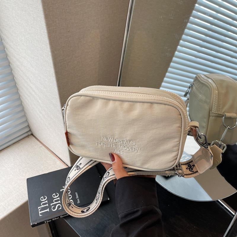 

Niche design casual versatile small square bag women s new fashion contrasting color wide shoulder strap single shoulder messenger bag грязно-белый