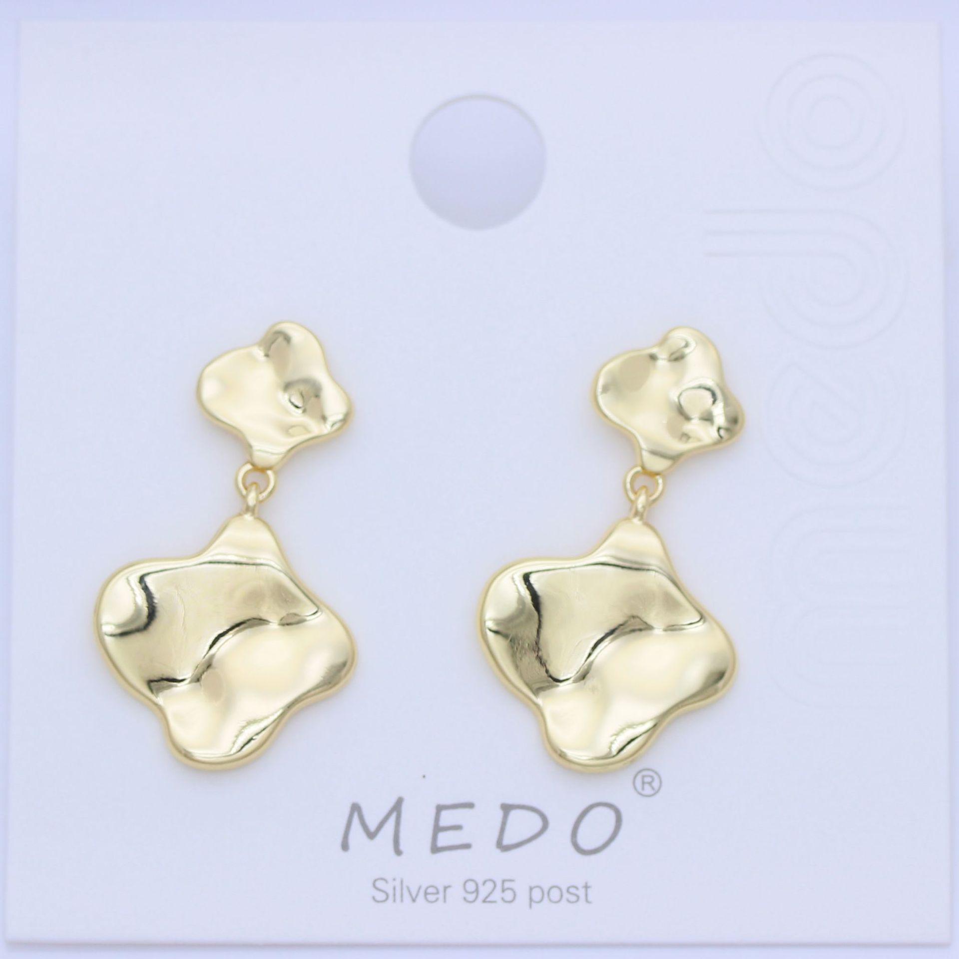 

Геометрические серьги-пусеты из золотого сплава с плиссированным дизайном