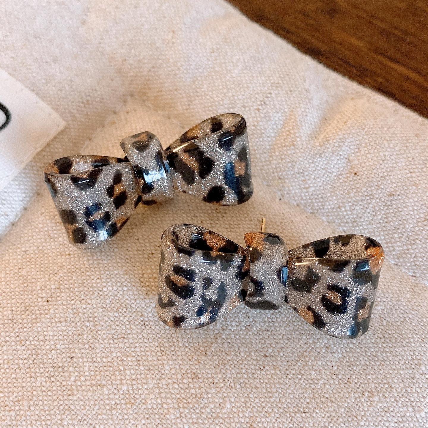 Серебристые серьги-гвоздики с леопардовым принтом и акриловым бантом ретро серьги дизайнерские нишевые