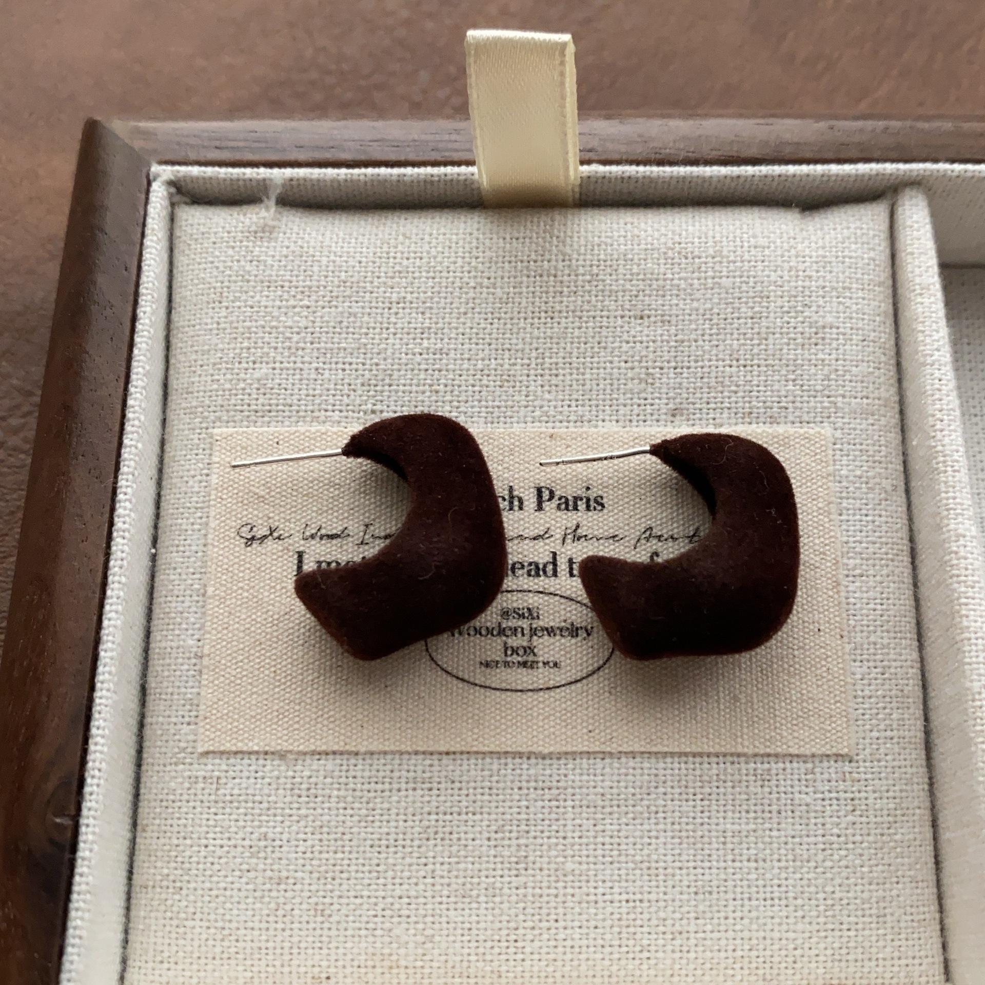 

Fashion love geometric suede stud earrings Ankola red temperament high-end earrings French versatile atmosphere earrings