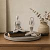 Scultura Zen Yoga, Statuetta Meditazione in Resina con Texture di Arenaria, Decorazione Astratta Posa Yoga per Soggiorno e Libreria, Regalo Accessori per la Casa
