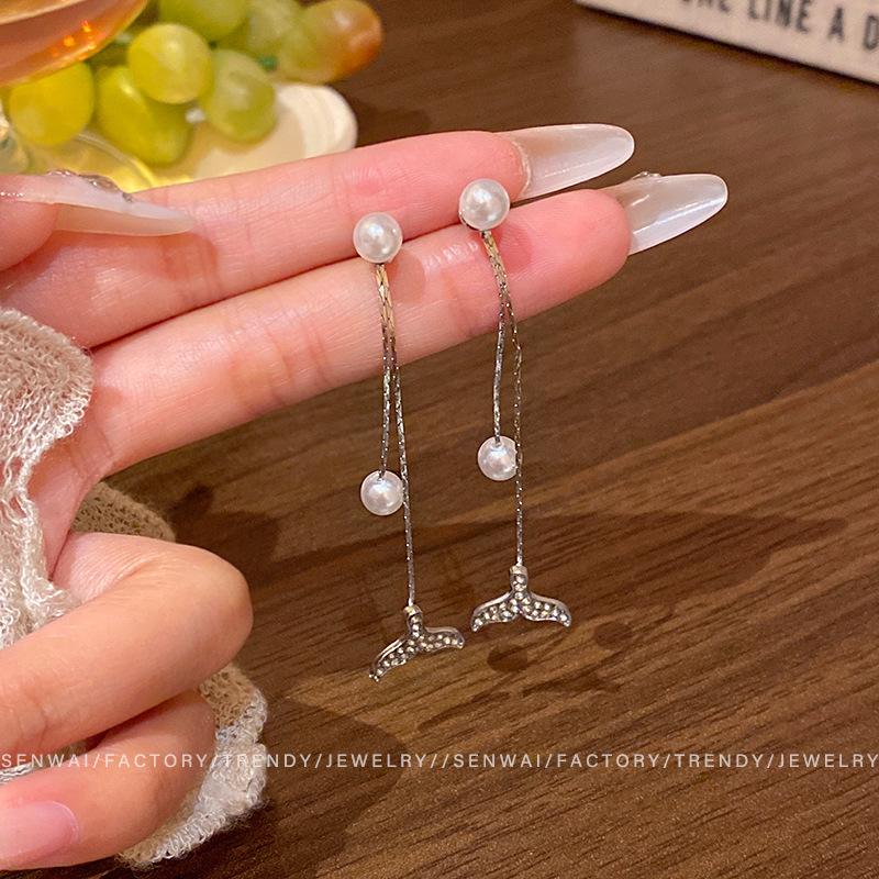 

A pair of fishtail pearl fringed earrings for women s light luxury high-end temperament earrings, suitable for round face ear jewelry