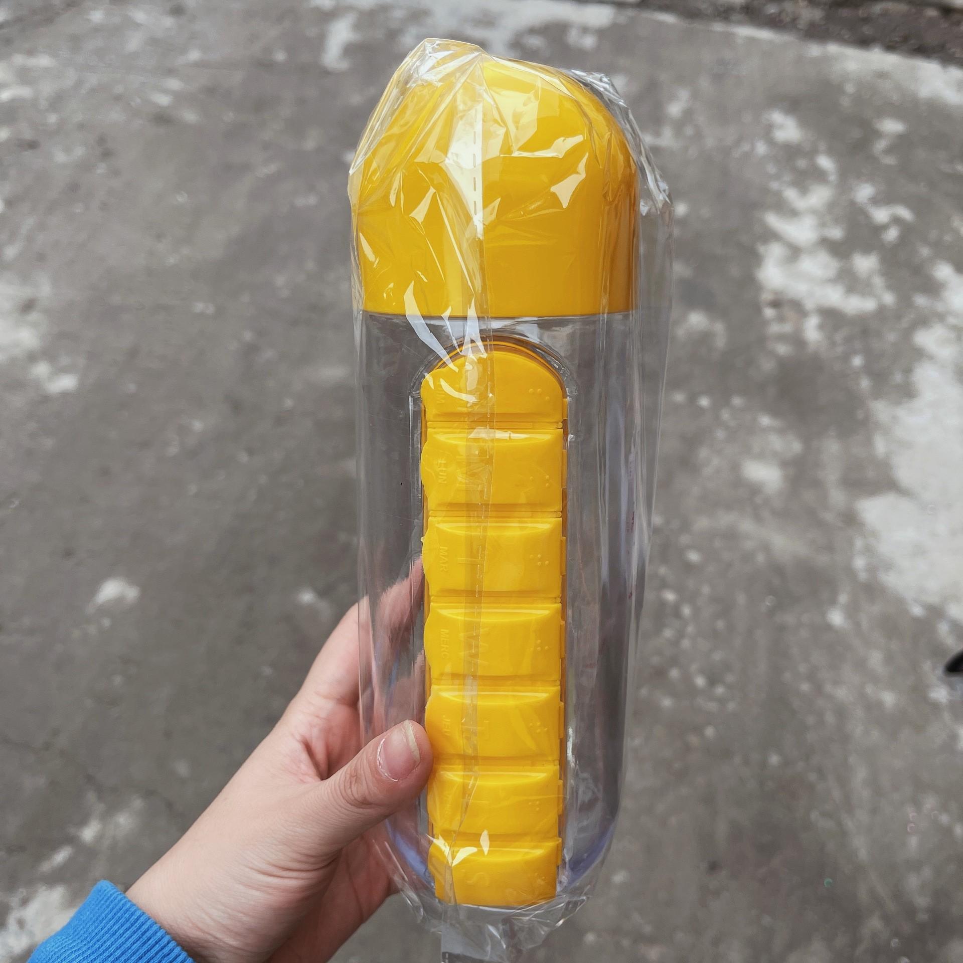 

Портативная бутылка для воды с 7 отделениями и таблетницей – Легкий пластиковый тамблер для использования на открытом воздухе Pill Water Bottle жёлтый