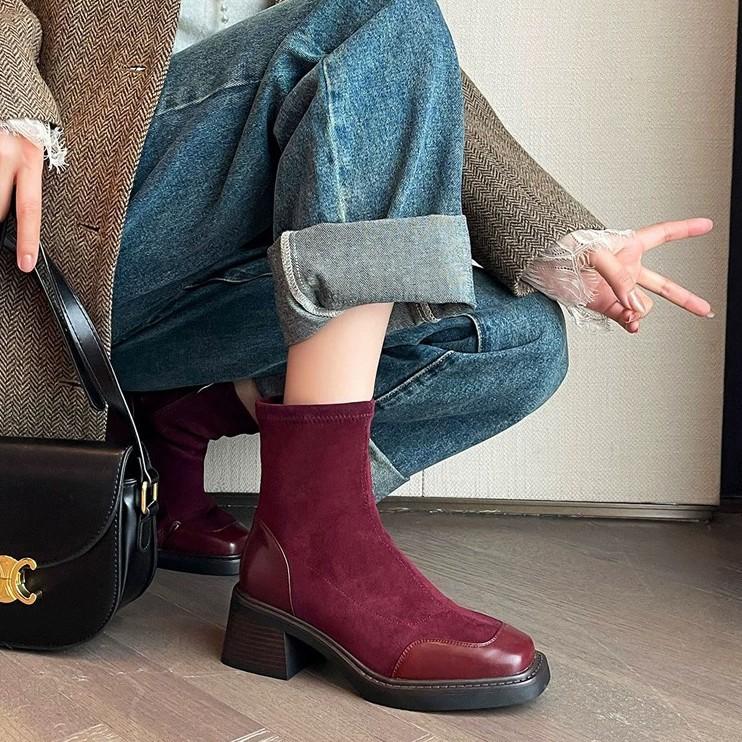 

Женские замшевые короткие ботинки на толстом каблуке, новинка 2025 года, красные свадебные туфли Xiuhe, зимние свадебные ботильоны с квадратным носком, тонкие эластичные ботинки 35 бордовый