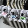 Nuova Peluche Koala Carino con Fiocco, Portachiavi Giocattolo, Animale Super Morbido e Soffice, Decorazione Zaino Koala, Regalo per Bambini