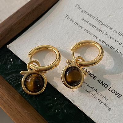 Orecchini a bottone in pietra naturale occhio di tigre, design semplice, orecchini di nicchia da indossare una o due volte, orecchini Maillard letterari e retrò.