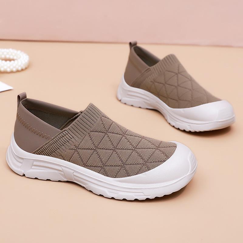 Women's Shoes with Soft Soles and Soft Uppers Are Fashionable Cloth Shoes That Can Be Worn on One Foot