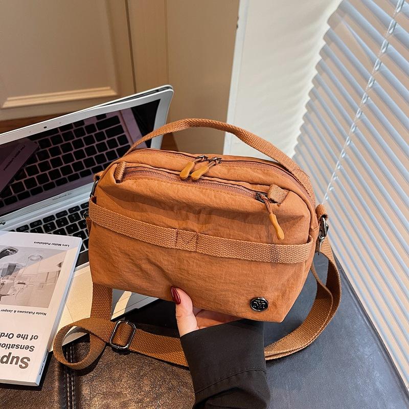 Fashion messenger bag women 2025 simple shoulder bag bag high value niche fashionable foreign style new commuter bag