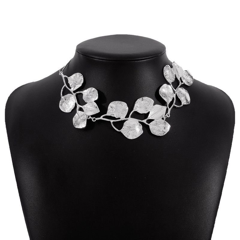 Fashion Metallic Leaf Necklace Female Fancy Accessible Luxury Model Style Leaf Necklace Luxury Niche Indifference Trend