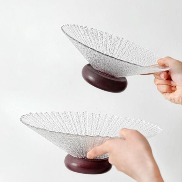 Luxury Glass Fruit Bowl for Coffee Table: High-End Reception Tray for Snacks, Nuts, and Dried Fruits.