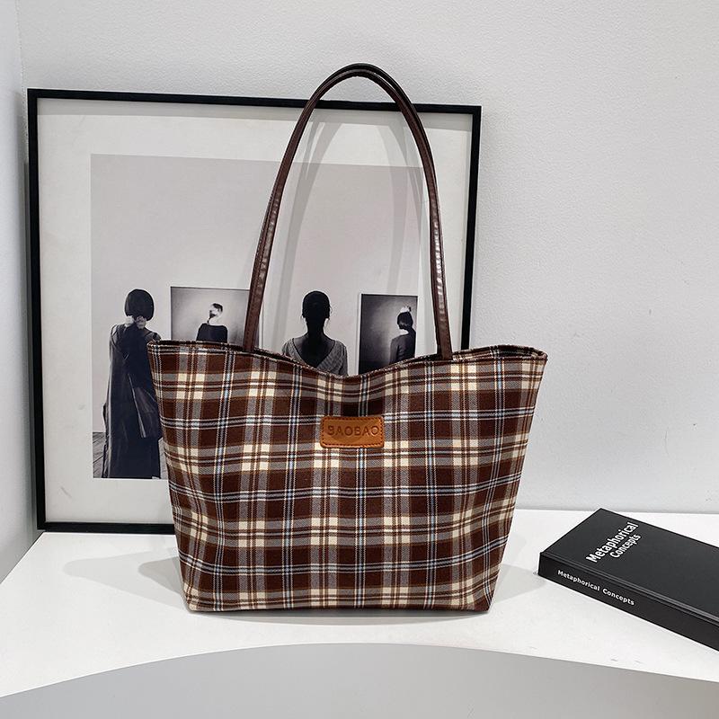 Autumn and winter retro large-capacity handbag women's 2025 new leisure commuter plaid college student class tote bag