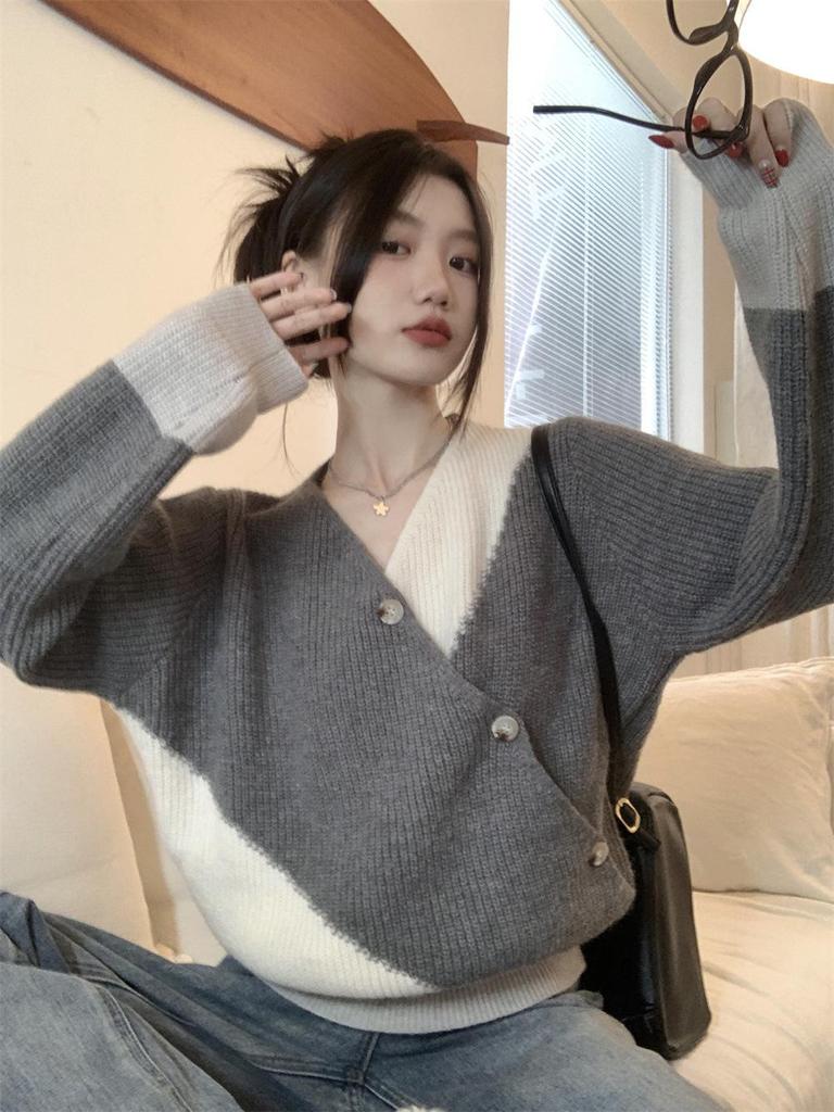 Vintage Color Block V-Neck Women's Sweater - Autumn/Winter Korean Style, Casual Slim Fit with Diagonal Button Detail