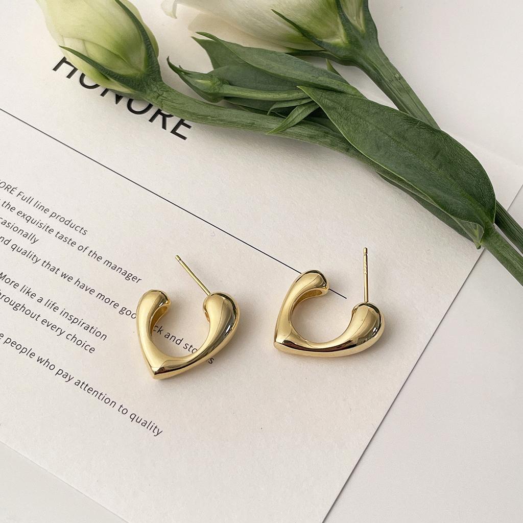 925 Silver Needle Love Stud Earrings Women's Exquisite Niche High-end Earrings Korean Fashion Exquisite Versatile 2025 New