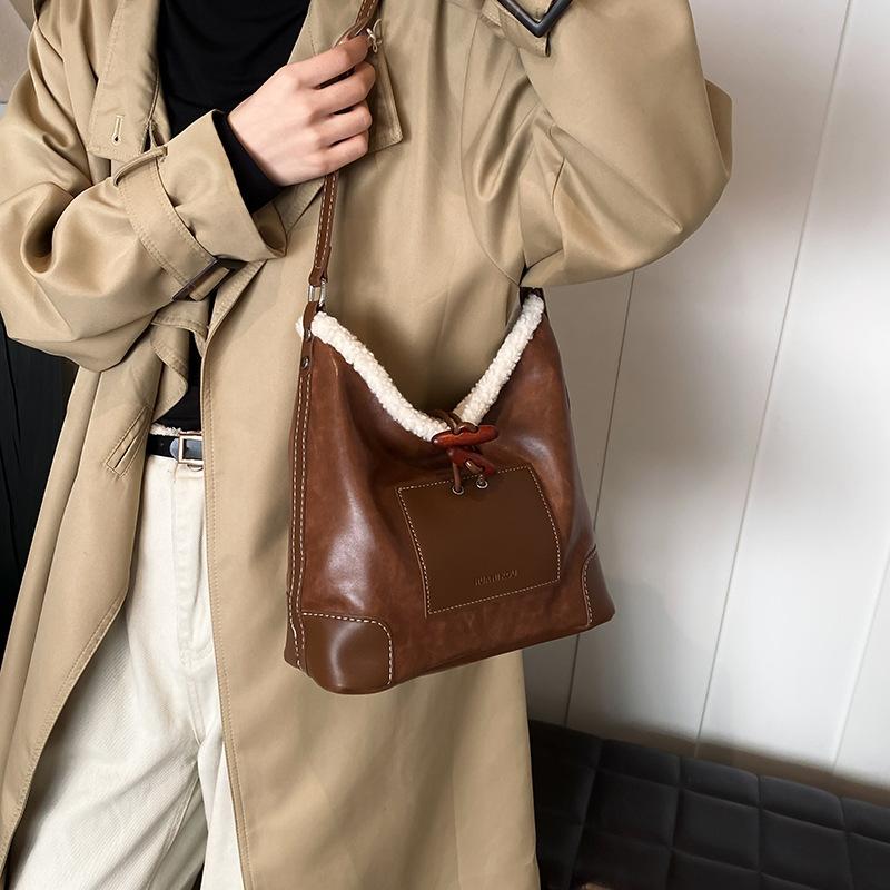 Autumn and Winter New Splicing Hair Bag Women's Niche Design High-end Underarm Bag Retro Tote Bag Shoulder Bag