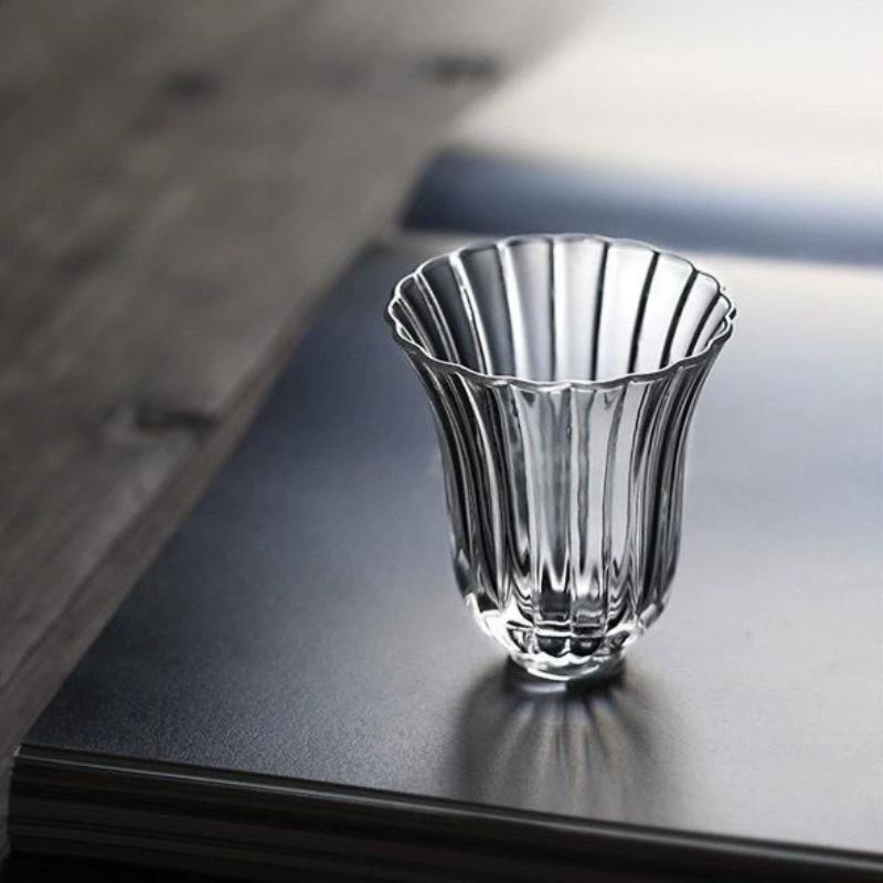 Mini-Teetasse aus Glas im japanischen Stil, Gongfu-Teegeschirr mit florales Blütenblatt-Design, 50 ml kleine Tassen, transparente Trinkgefäße
