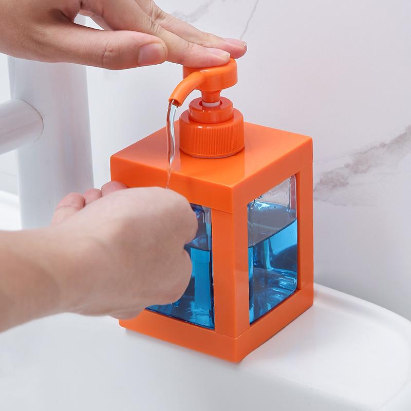 Transparente Spenderflasche mit großem Fassungsvermögen zum Drücken für Lotion, Duschgel und Handseife.