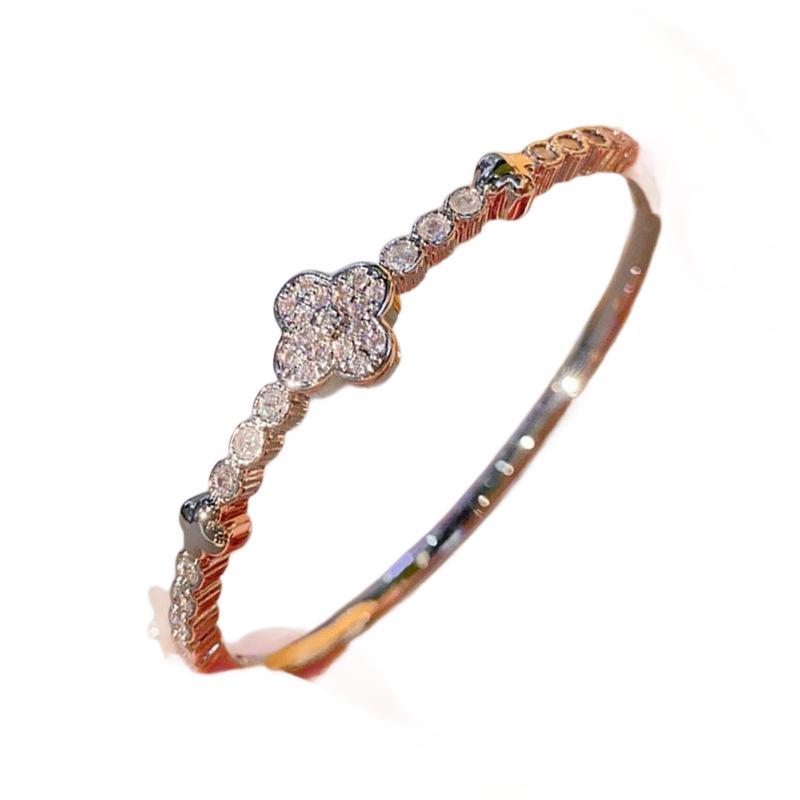 Luxurious Four-Leaf Clover Plated Bracelet - Elegant, Versatile, and Fashionable Openwork Design